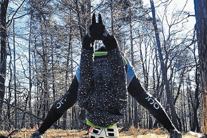 Stereotip nepojasnjeno nejevoljnega slovenskega moškega srednjih let, ki išče uteho v gorskem kolesarstvu oziroma alpinizmu,...