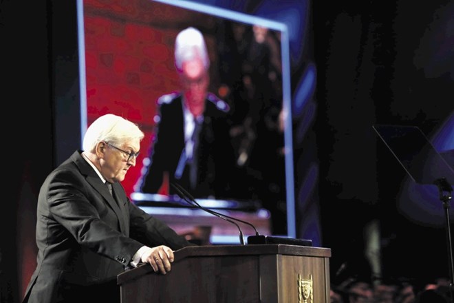 Zbrane je nagovoril tudi nemški predsednik Frank-Walter Steinmeier, in to v angleškem jeziku – po lastnih besedah zato, da ne...