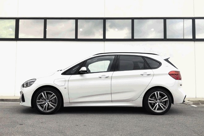 BMW 2 active tourer 225xe: Zanimiva zmes