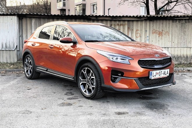 Kia Xceed (zgoraj) in mazda CX-30 sta ena izmed oblikovno najbolj atraktivnih SUV.