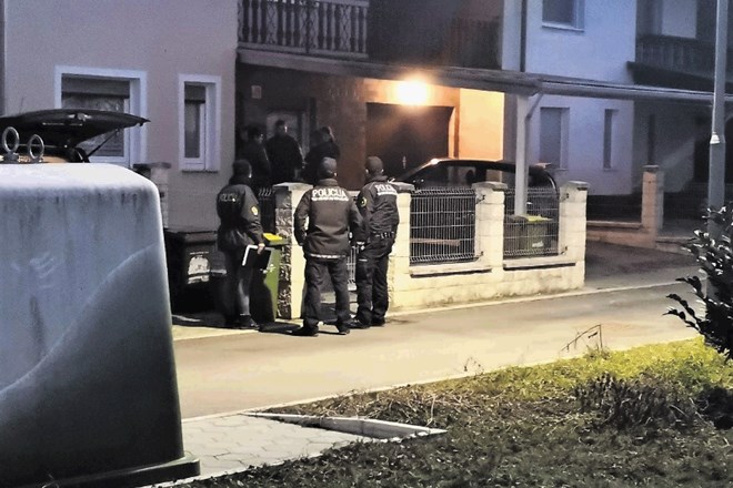 V središču Polzele je hiša, za njo pa vrt, na katerem naj bi se v soboto okoli 13. ure zgodila družinska tragedija, ki je...