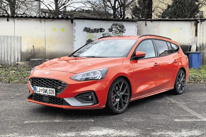 Ford focus karavan ST in ford focus karavan active: Različni nadgradnji uporabnosti