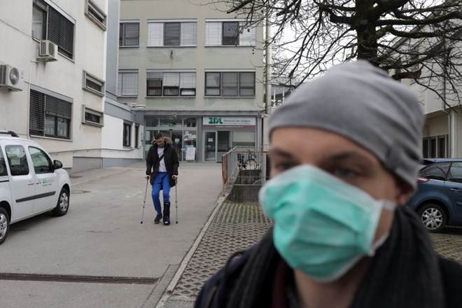 Ker je okuženi bolnik v ljubljanski zdravstveni dom zakorakal, ne da bi prej poklical v ambulanto, je v izolaciji tudi...