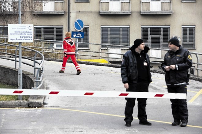 Pred ljubljanskimi kliničnim centrom tudi policisti skrbijo, da v bolnišnico ne bi prišle osebe z znaki okužbe. V...