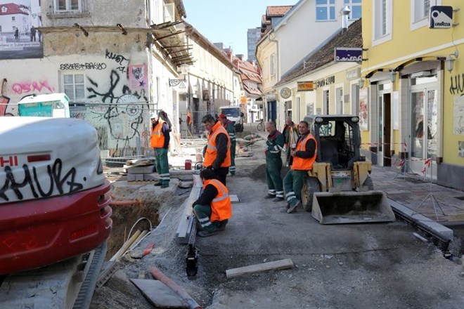 Opolnoči začne veljati prepoved tehničnih pregledov in registracij