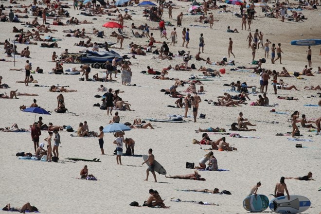 Z današnjim dnem v Novem Južnem Walesu v Avstraliji zapirajo plažo Bondi, saj ljudje niso spoštovali omejitve gibanja.