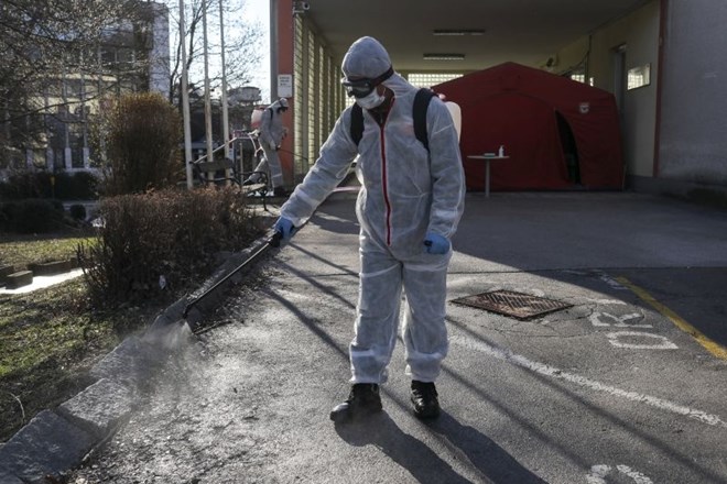 #fotogalerija Razkužujejo ograje, klopi, semaforje in kljuke po mestu