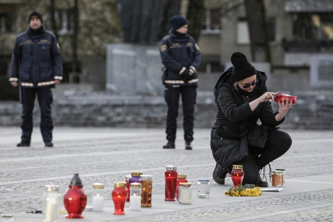 #foto Sveče za vlado so se prižgale 