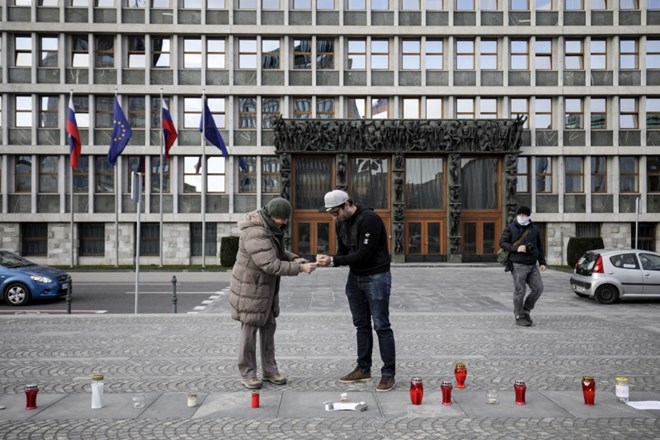 #foto Sveče za vlado so se prižgale 