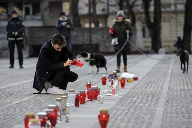 #foto Sveče za vlado so se prižgale 