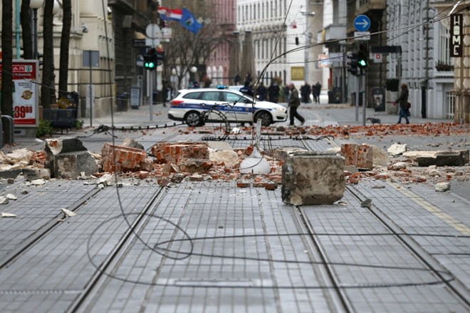 Potres v Zagrebu: Rušili so se zidovi, opeka je padala po avtomobilih