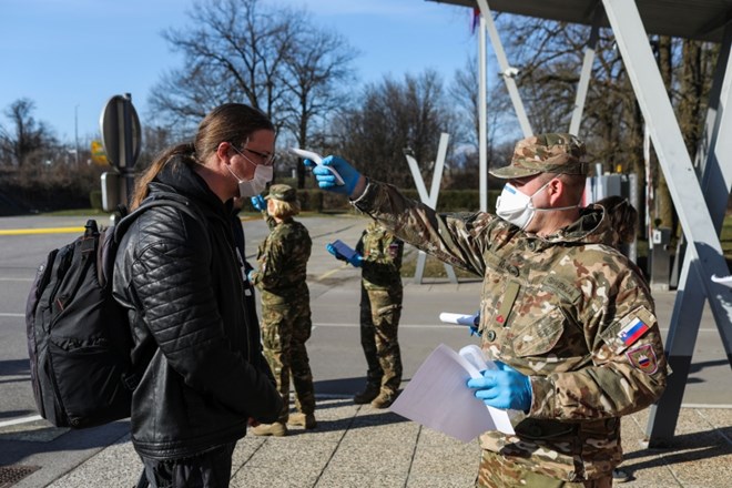 Pri nadomeščanju policistov bi uporabili pomoč vojske, pravi notranji minister Aleš Hojs. Ukrepe so sprejeli v dogovoru s...