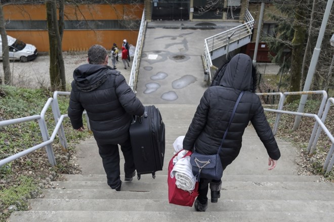 #foto Prvi konvoj z ujetimi delavci danes krenil proti Srbiji