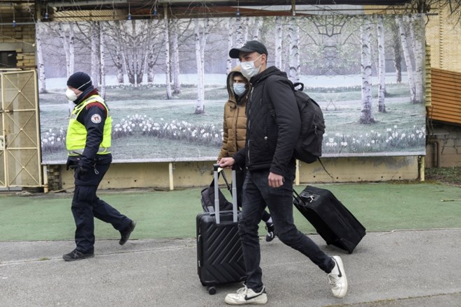 #foto Prvi konvoj z ujetimi delavci danes krenil proti Srbiji