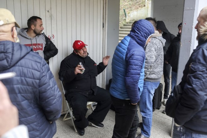 #foto Prvi konvoj z ujetimi delavci danes krenil proti Srbiji