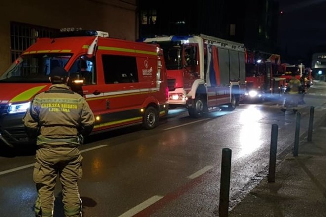 #video #foto Ljubljanski gasilci zaploskali pred infekcijsko kliniko