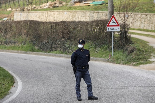 V sredo 56 potrjenih okužb  in nova smrtna žrtev, število okuženih v šmarskem domu upokojencev narašča