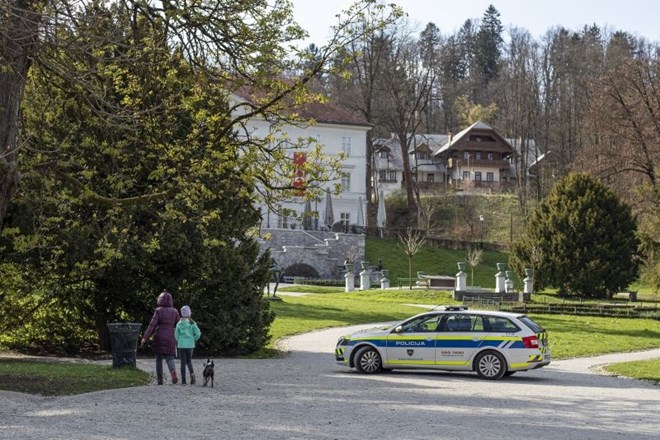 Policisti bodo od danes do nedelje poostreno preverjali spoštovanje prepovedi gibanja zunaj občin in zbiranja na javnih...