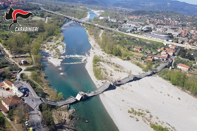 #foto #video Zrušil se je 260-metrski most, žrtev ni bilo