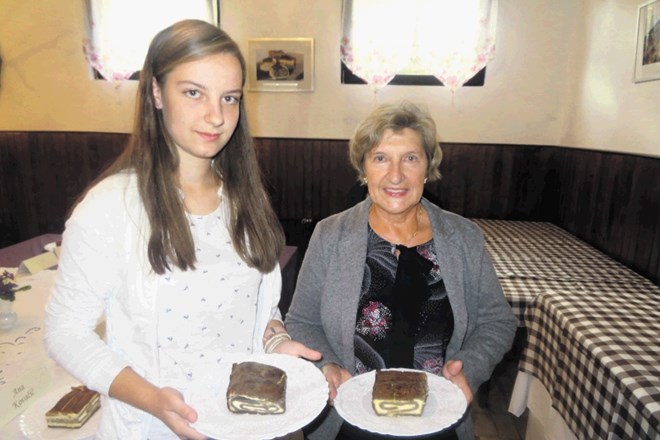 Mojstrica peke ajdovega kolača Erna Rožman  (desno) je ponosna, da se tudi mladi Bizeljanci vse bolj zanimajo za peko te...