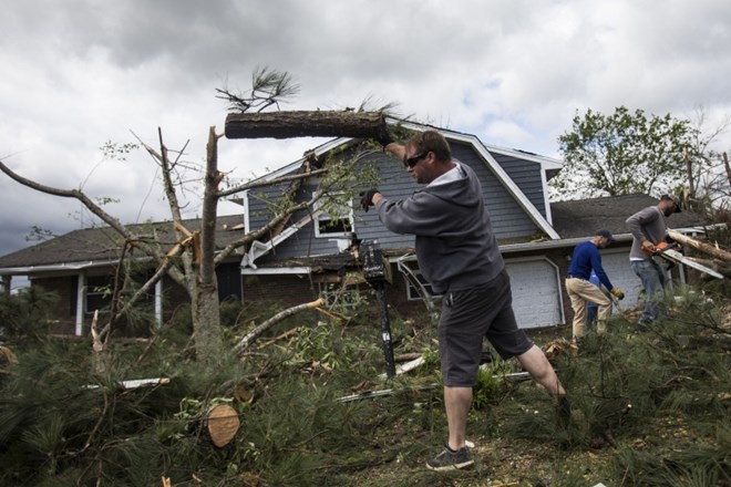 #foto Tornadi na jugu ZDA zahtevali več kot 30 življenj 