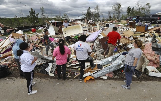 #foto Tornadi na jugu ZDA zahtevali več kot 30 življenj 