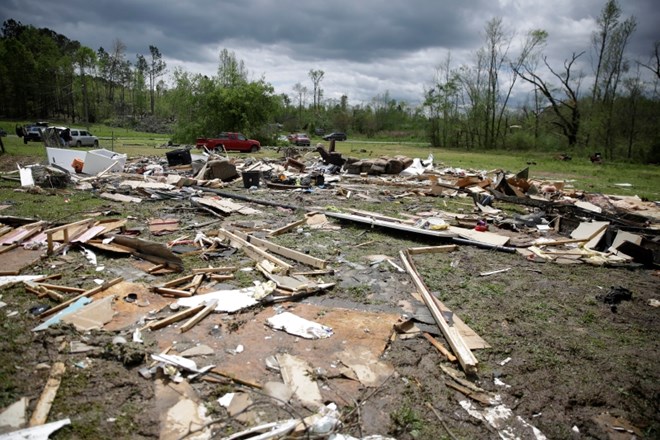 #foto Tornadi na jugu ZDA zahtevali več kot 30 življenj 