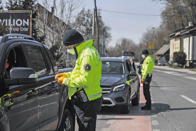 Po navodilu ustavnega sodišča bo morala vlada presoditi, ali dobre razmere dovolijo hitrejšo normalizacijo življenja.