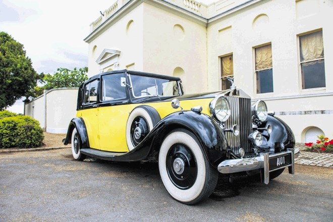 Rolls-royce phantom III (zgoraj) letnika 1937 iz filma Goldfinger je popolno ohranjen še danes. Na spodnji fotografiji je...