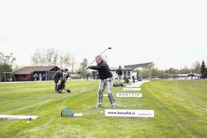 Več kot polovica igralcev, ki so že prvi dan prišli na edino ljubljansko golf igrišče v Trnovem, ne sodi med  redne člane.