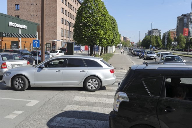 #foto #video Na Celovški vrsta za McDonald's, na spletu vrsta za moraliziranje