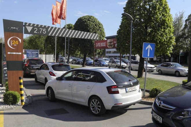 #foto #video Na Celovški vrsta za McDonald's, na spletu vrsta za moraliziranje