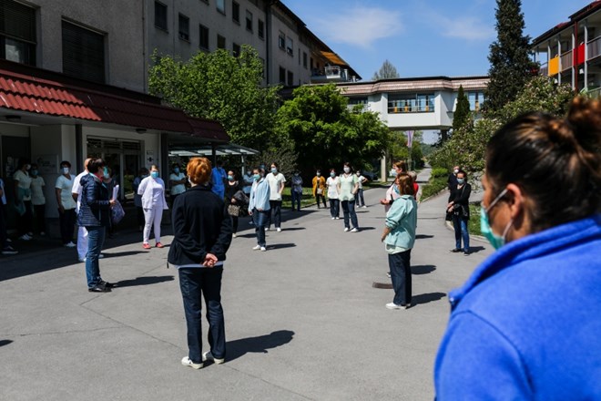 #foto Zaposleni v socialnih zavodih z mirnim protestom opozorili na neurejeno stanje