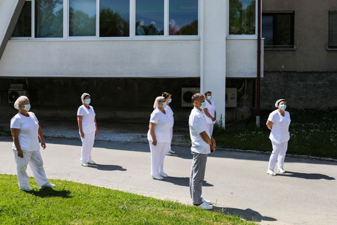 #foto Zaposleni v socialnih zavodih z mirnim protestom opozorili na neurejeno stanje