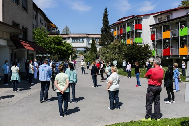 #foto Zaposleni v socialnih zavodih z mirnim protestom opozorili na neurejeno stanje