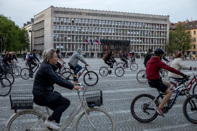 #foto #video S kolesi na protest pred parlament