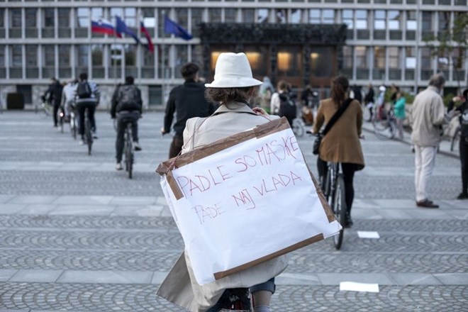 #foto #video S kolesi na protest pred parlament