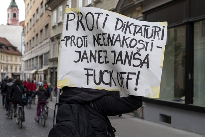 #foto #video S kolesi na protest pred parlament