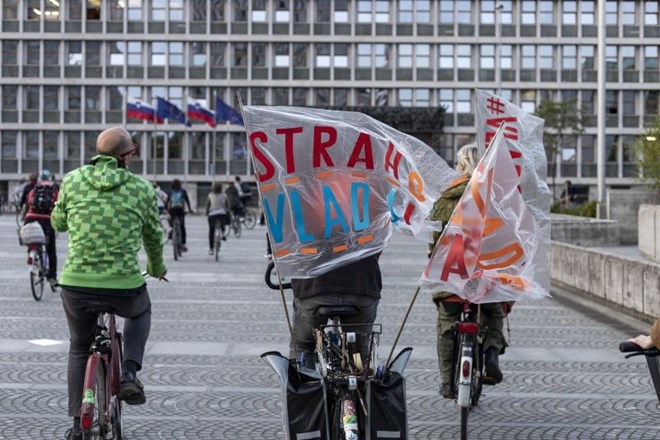 #foto #video S kolesi na protest pred parlament