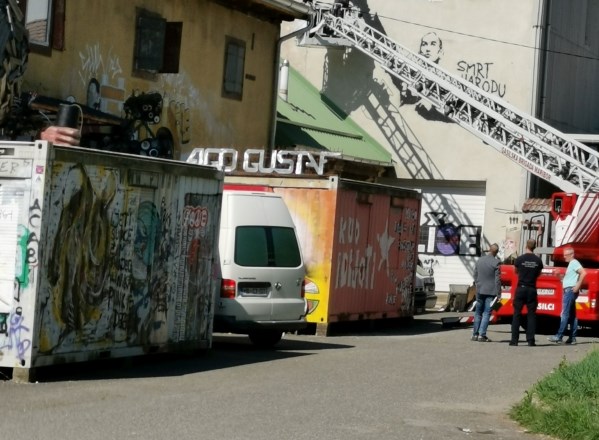 #foto Policijsko-občinsko-gasilska smešnica z Janševim grafitom