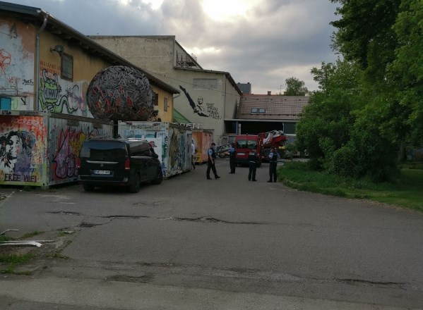 #foto Policijsko-občinsko-gasilska smešnica z Janševim grafitom