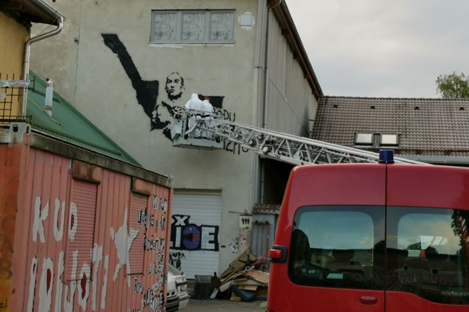 #foto Policijsko-občinsko-gasilska smešnica z Janševim grafitom