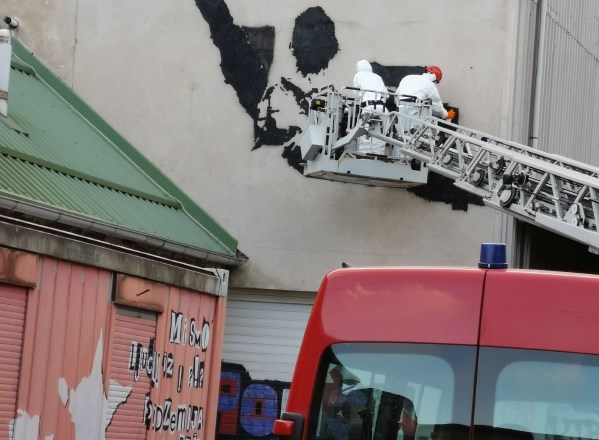 #foto Policijsko-občinsko-gasilska smešnica z Janševim grafitom