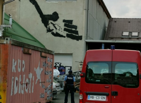 #foto Policijsko-občinsko-gasilska smešnica z Janševim grafitom