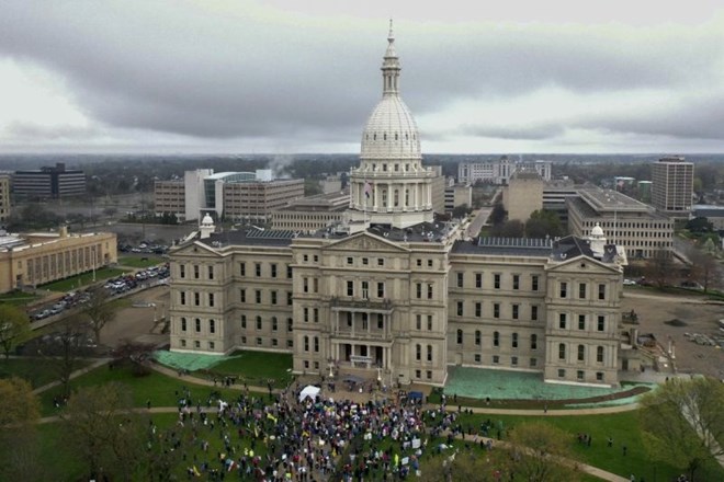 #foto V ZDA protestniki vdrli v poslopje kongresa Michigana