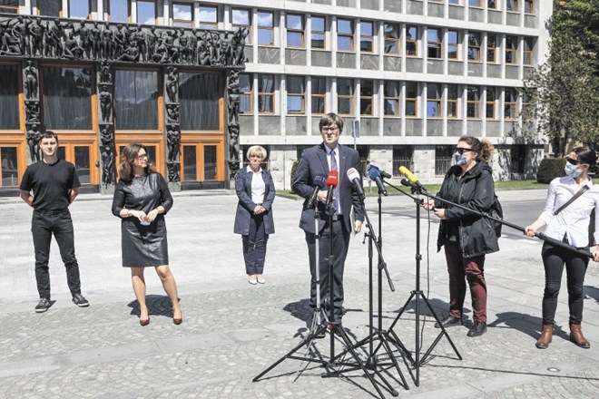 Miha Kordiš, Levica, Maša Kociper, SAB, Bojana Muršič, SD,  in Robert Pavšič, LMŠ, so včeraj pred parlamentom pojasnjevali,...