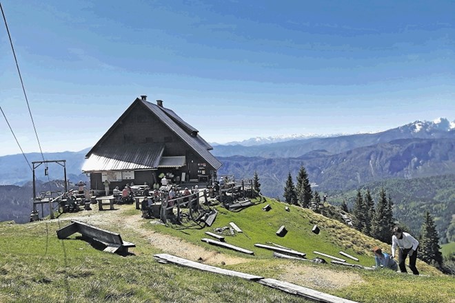 Koča na Golici stoji na 1582 metrih nadmorske višine.