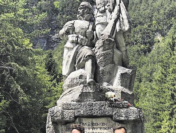 Instant zvezde: Dnevni odmerek Janše z neumnimi citati, kamela v ljubljanskem pajzlju