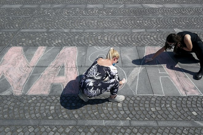 Trg republike, napis NAŠA LAST .