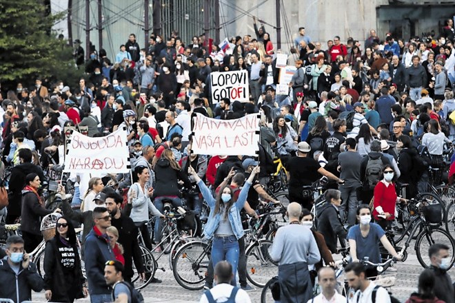 Protest je dosegel vrelišče na Trgu republike pred parlamentom. Slišati je bilo glasbo, bobne, oglušujoče žvižge in...